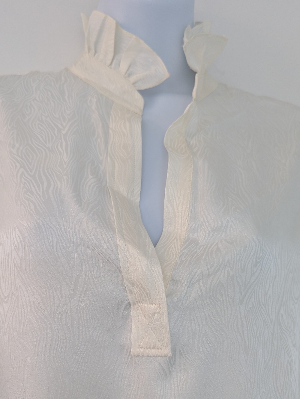 Nili Lotan Silk Zebra Jacquard Blouse XS Ivory Ruffle Collar Luxury - Picture 5 of 9